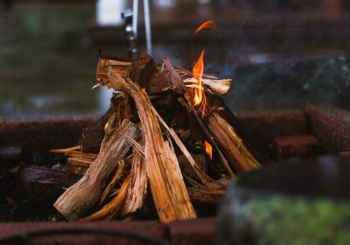 Waarom knettert hout?