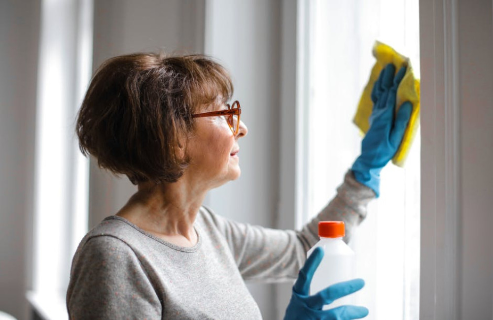 Hoe kalk aanslag verwijderen in de badkamer? Tips voor een stralend resultaat