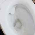 Methodes om een WC te ontstoppen